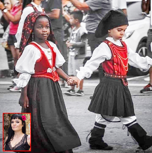 Due bimbi di colore presi per mano, insulti razzisti contro la cantante sarda Claudia Aru