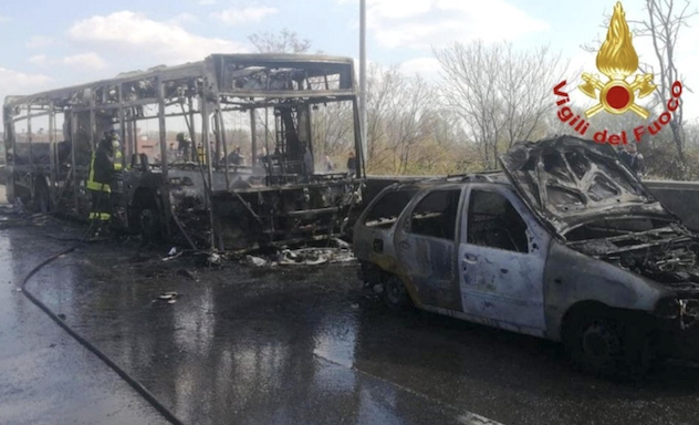 Autista dà fuoco al bus: a bordo 51 bambini