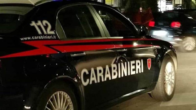 Fermato dai carabinieri si dà alla fuga e sperona la pattuglia: arrestato 34enne