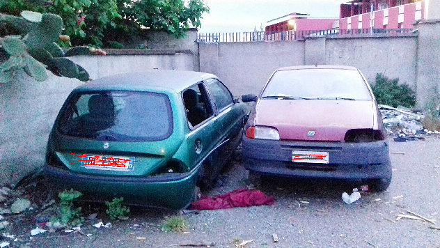 Prostitute di colore lavorano dietro le carcasse d’auto: benvenuti nel borderline di via Dolcetta