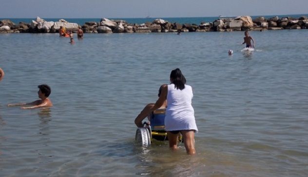 A Golfo Aranci sarà estate per tutti: arrivano le carrozzine da mare per i disabili