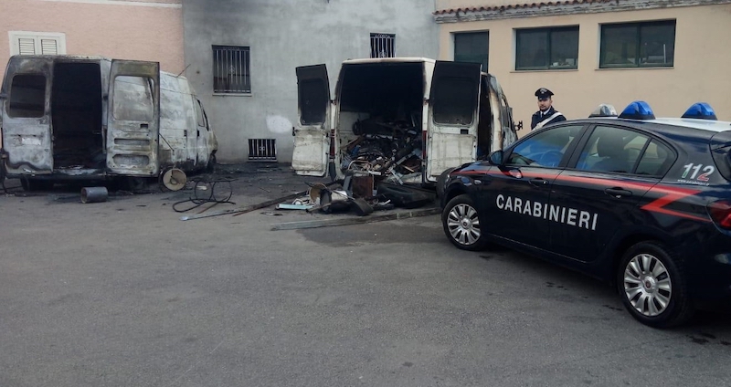 Notte di fuoco a Torpè: incendio distrugge due furgoni parcheggiati nella piazza del paese