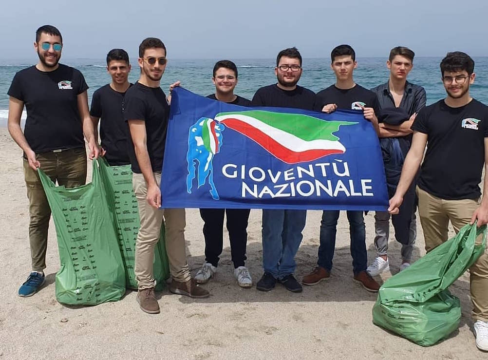 Gioventù Nazionale ripulisce la spiaggia di Platamona
