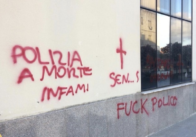 Scritte minacciose contro carabinieri e polizia sul palazzo comunale: denunciati due giovani