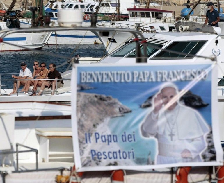 Ragazza stuprata da clandestini scrive a Papa Francesco 