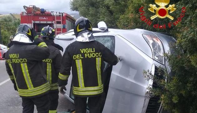 Scontro tra due auto all'uscita di Posada: ferite 3 persone