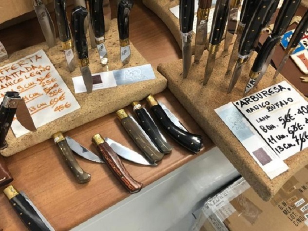 Venduti come coltelli pattadesi, ma erano prodotti in Pakistan. Sequestrati 1.500 pezzi e denunciata imprenditrice