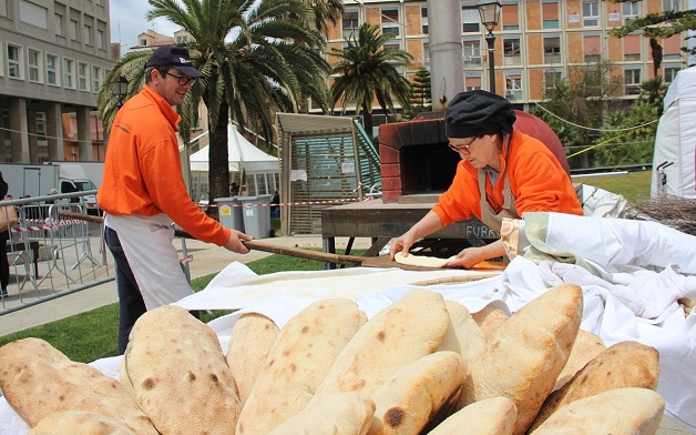 Cavalcata sarda, in Piazza Castello trionfano il pane e il filindeu