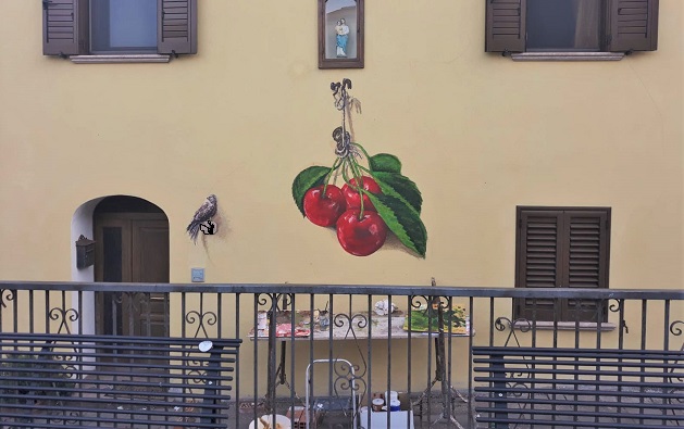 Un murale in omaggio alle ciliegie