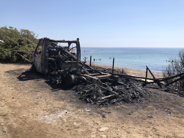 Camper prende fuoco sul lungomare di Santa Margherita