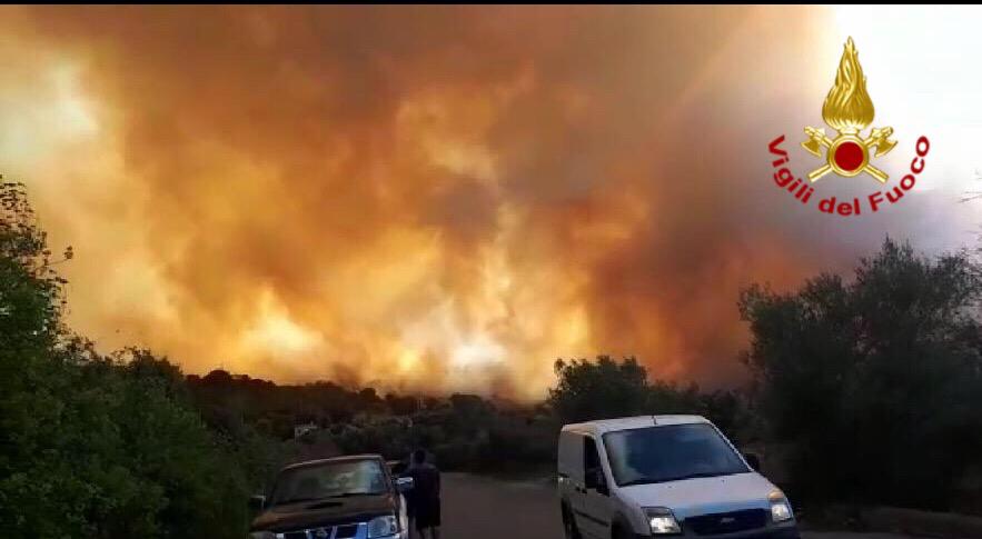 Vasto incendio a Bari Sardo: evacuato un resort e abitazioni 