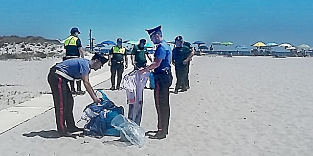In spiaggia fioccano i controlli dei Carabinieri sulla merce contraffatta. Sequestrati occhiali, indumenti e giocattoli pericolosi