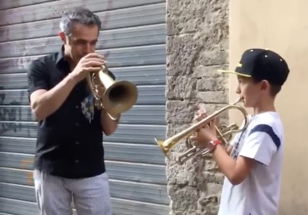 Paolo Fresu stupisce tutti: in strada duetta con un bambino di 10 anni | VIDEO