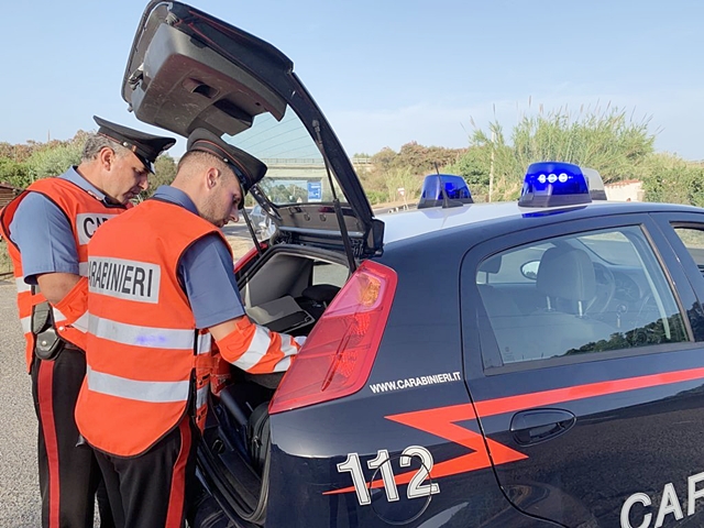 Ladri “in trasferta” con basista, rubano un’auto ma vengono scoperti dai Carabinieri 