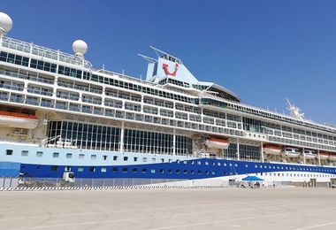 Due grandi navi da crociera in arrivo nello stesso giorno: giovedì a Porto Torres 3mila 500 turisti