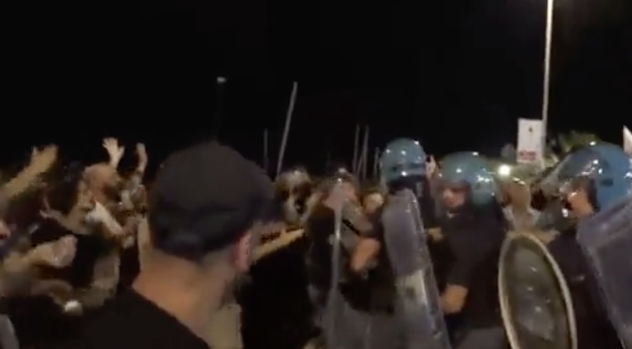 Salvini contestato a Soverato: intervento della Polizia | VIDEO