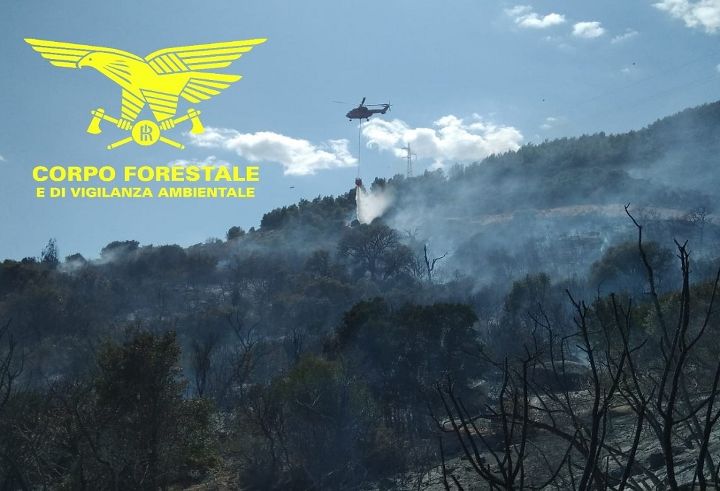 Incendio a Zerfaliu, sul posto un elicottero della Forestale