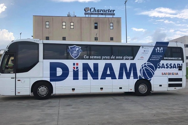 Il bus della Dinamo diventa rossoblù 