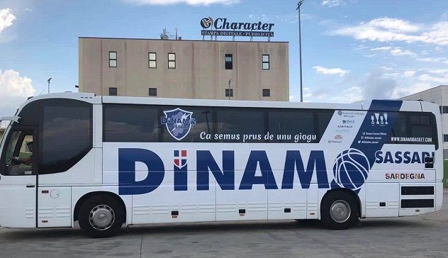 Il bus della Dinamo diventa rossoblù 