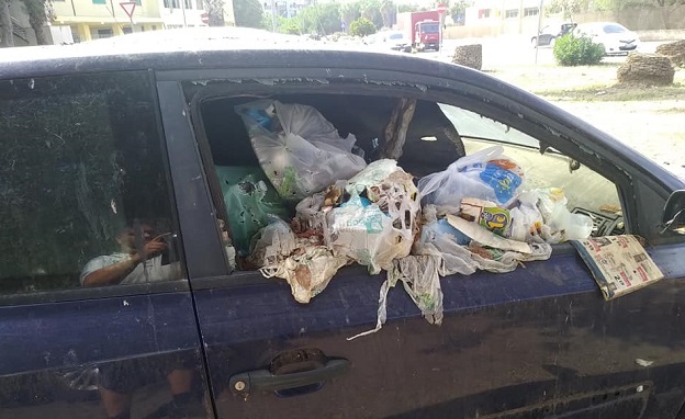 Autovettura ferma da anni “Adibita” a cassonetto dei rifiuti. La denuncia di Massimiliano Lepri