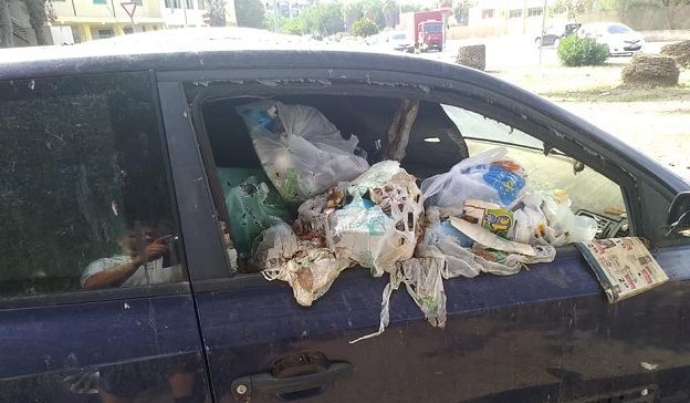 Autovettura ferma da anni “Adibita” a cassonetto dei rifiuti. La denuncia di Massimiliano Lepri