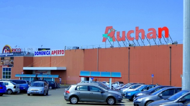 Addio Auchan, indetto un sondaggio per cambiare il nome degli storici centri commerciali