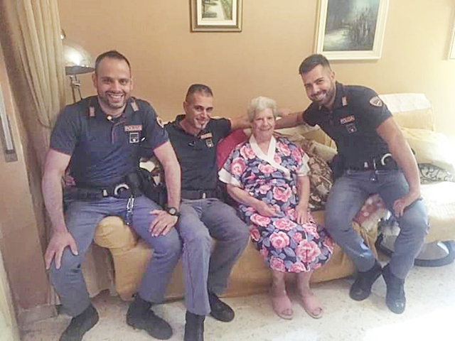 Poliziotti e Vigili del Fuoco ancora una volta eroi, la nonnina 91enne sorride con i suoi nuovi ‘nipoti’