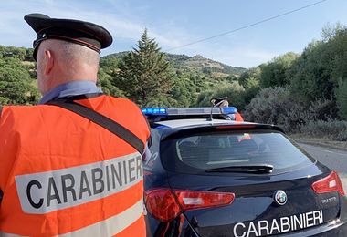 Giovane 30enne si aggrappa ai tergicristalli di un pullman dell’Arst e blocca la corsa, arrestato dai Carabinieri