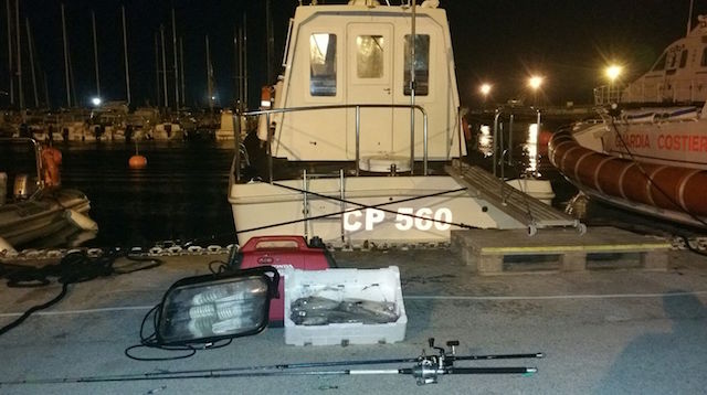 Usavano fonti luminose per pescare i calamari, la Guardia Costiera sanziona due persone