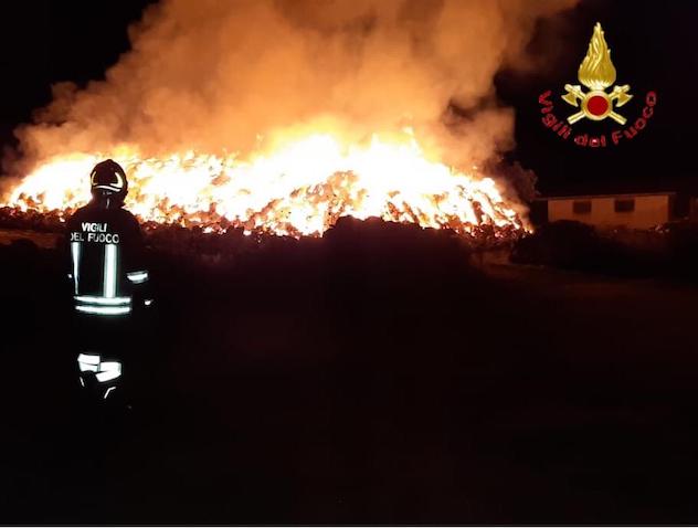 Incendio a Samugheo:  in fiamme 7mila balle di foraggio