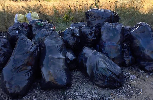 Oniferi, gli operai raccolgono i rifiuti abbandonati sotto il cavalcavia del bivio di Orotelli