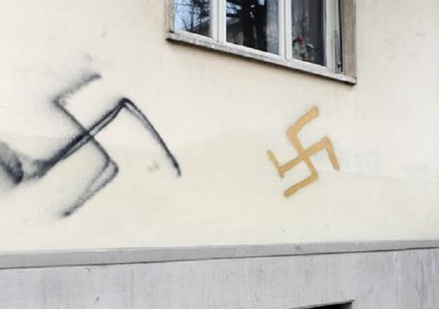 Svastiche e scritte razziste sui muri di una scuola superiore