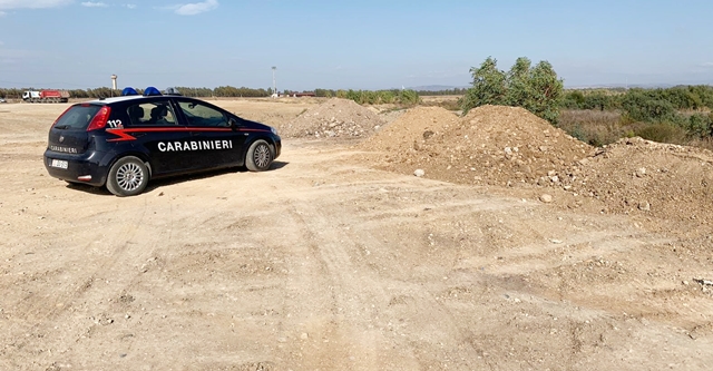 Camionisti scoperti dai Carabinieri a scaricare materiale da smaltire in un terreno: scatta la denuncia