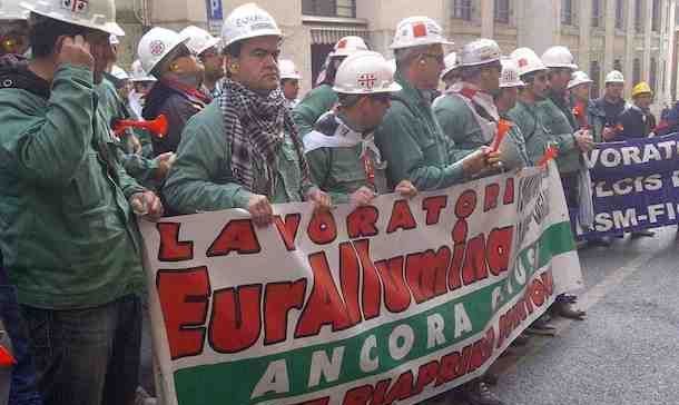 Gli operai di Eurallumina tornano in strada. Presidio davanti all'assessorato dell'Ambiente