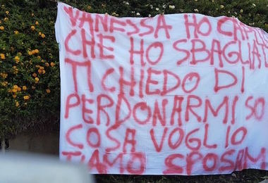 “Vanessa ti chiedo di perdonarmi, sposami”: all’Università di Cagliari un lenzuolo-richiesta