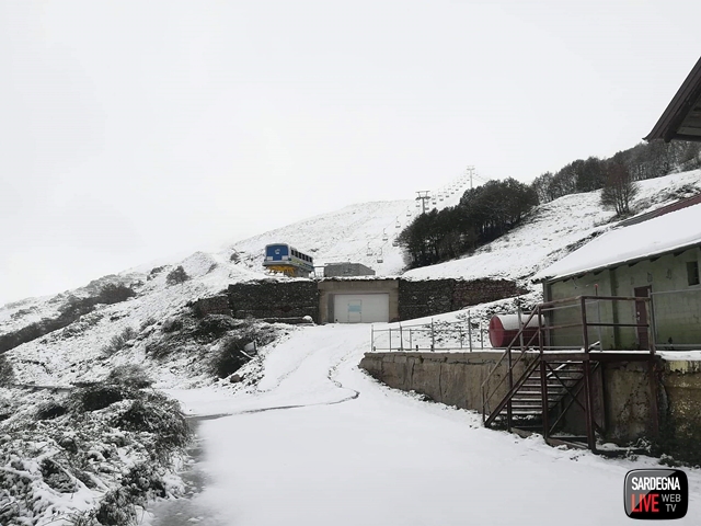 La magia dei primi fiocchi di neve a Fonni, le bellissime foto con le cime innevate sul Bruncu Spina