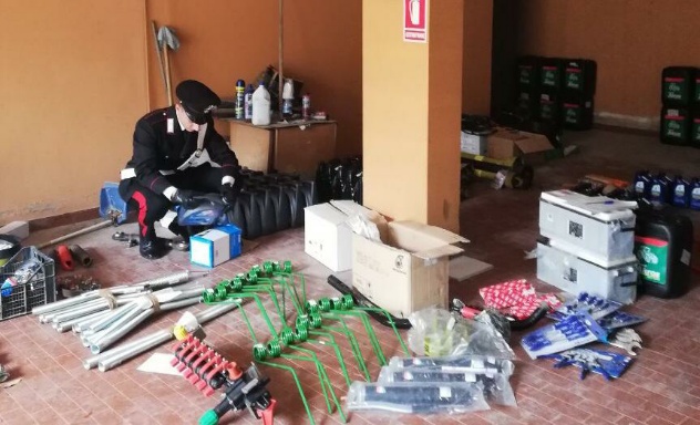 Colpo in un magazzino di prodotti agricoli, i Carabinieri recuperano la refurtiva: scatta una denuncia 