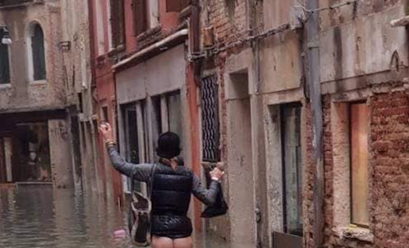 Cammina mezza nuda per le strade di Venezia: “Siamo rimasti così, in mutande”
