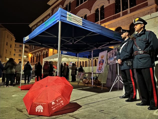 Cagliari. Uno stand dei carabinieri per la Giornata Internazionale contro la violenza sulle donne