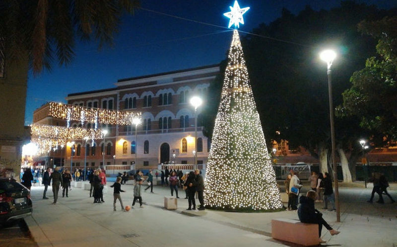 Cagliari accende le luci del grande albero di Natale