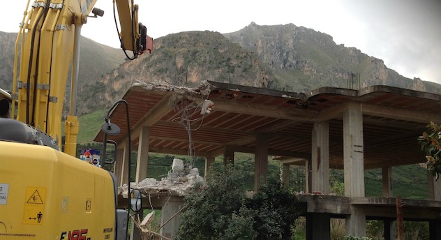 Sardegna. Eco-mostri e case abusive: via alle demolizioni