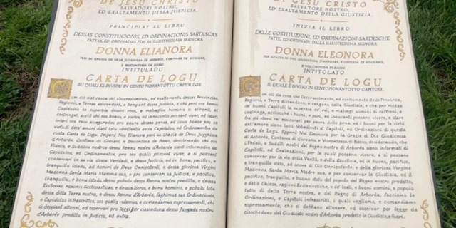 In piazza Eleonora d’Arborea una copia in ceramica della Carta de Logu