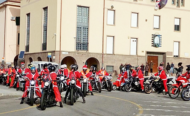 Babbi Natale in sella alle Harley Davidson, la bellissima iniziativa di 200 motociclisti per consegnare i doni ai bimbi sfortunati