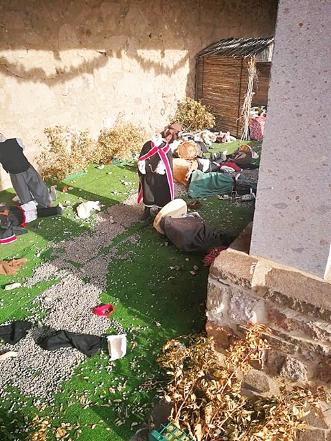 La follia dei vandali, presepe distrutto a colpi di pietre: mozzate le teste delle statuette, comunità sotto shock 