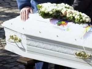 Bimba nasce morta e “risorge” il giorno del suo funerale 