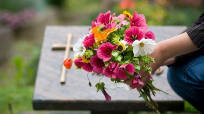 Ladri di fiori nel cimitero di Quartu