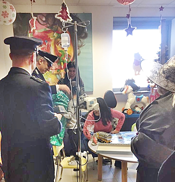 La Befana della Polizia Penitenziaria porta i doni ai bimbi del Microcitemico: la gioia dei piccoli pazienti con i genitori, agenti, medici e infermieri