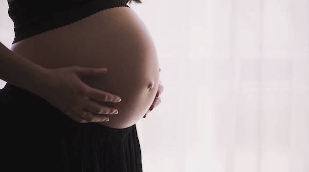 Roma. Dichiara 16 gravidanze con 12 aborti: 50enne non va in ufficio per 20 anni