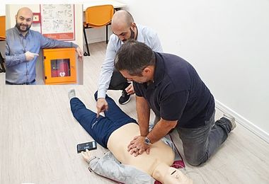 Città sempre più “cardioprotetta”, Simone Marroccu: “A scuola, a lezione di defibrillatore, anche negozianti, poliziotti e professori”