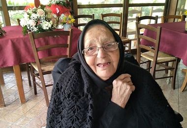 La nonnina di Gesico spegne 100 candeline: auguri, tzia Maria Grazia